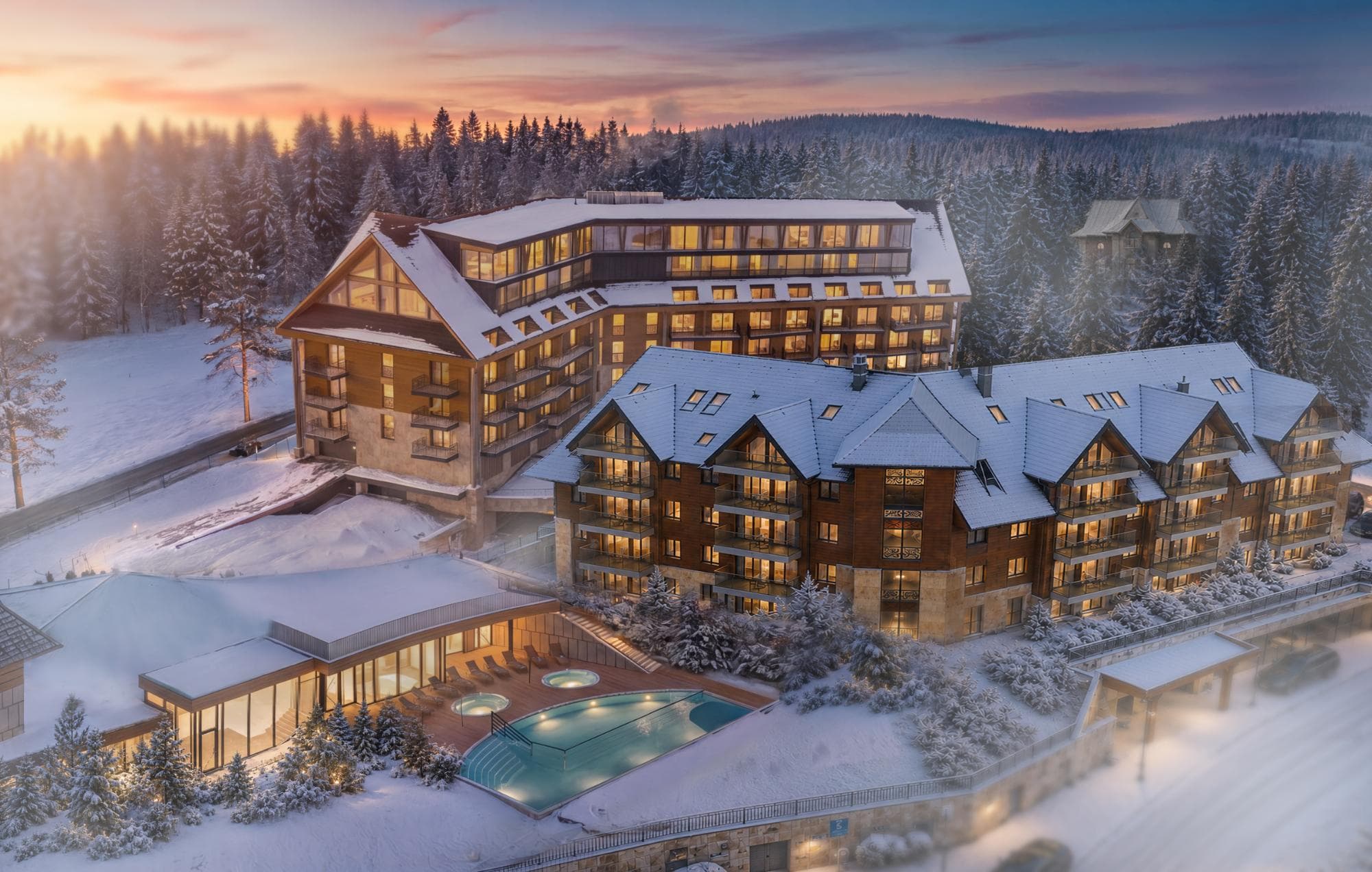 Radisson Blu Zakopane — widok z lotu ptaka na kompleks hotelowy o zmierzchu w zimie